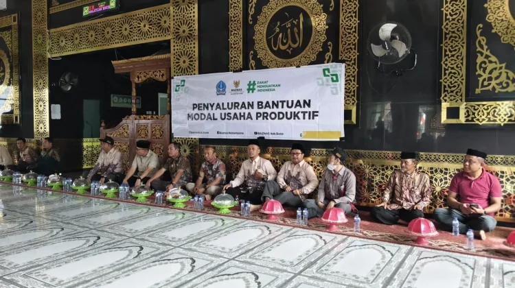 Pemkab Bone dan Baznas Salurkan Modal Usaha Produktif