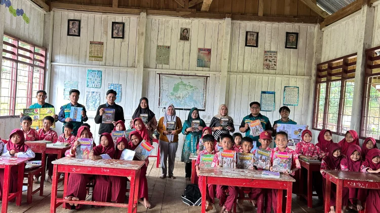 WIZ Bone Salurkan Bantuan Pendidikan untuk Siswa Pelosok Desa
