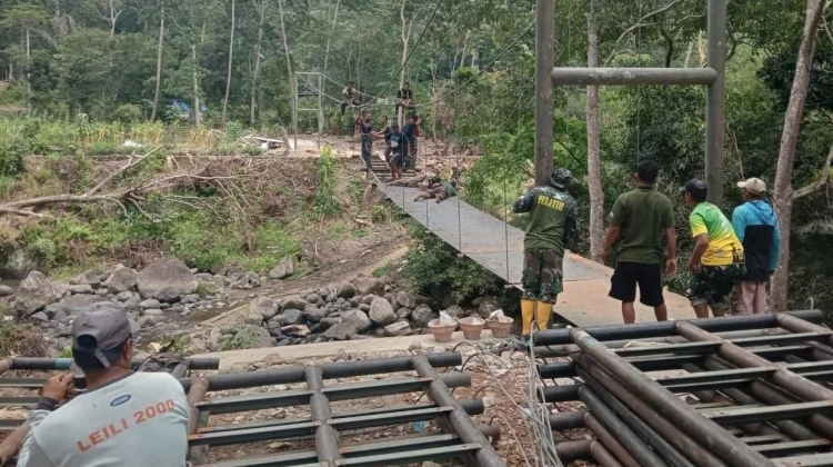 Satgas TMMD Bone Lanjutkan Pemasangan Alas Jembatan Gantung Pattuku