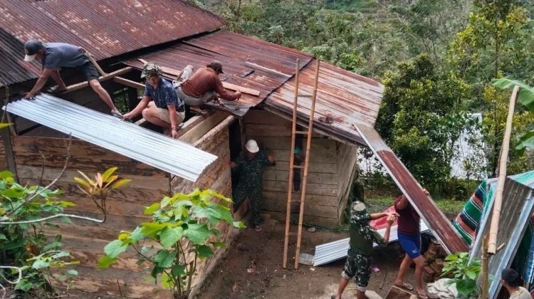 Satgas TMMD Bone Pasang Atap Dapur RTLH Warga Patukku