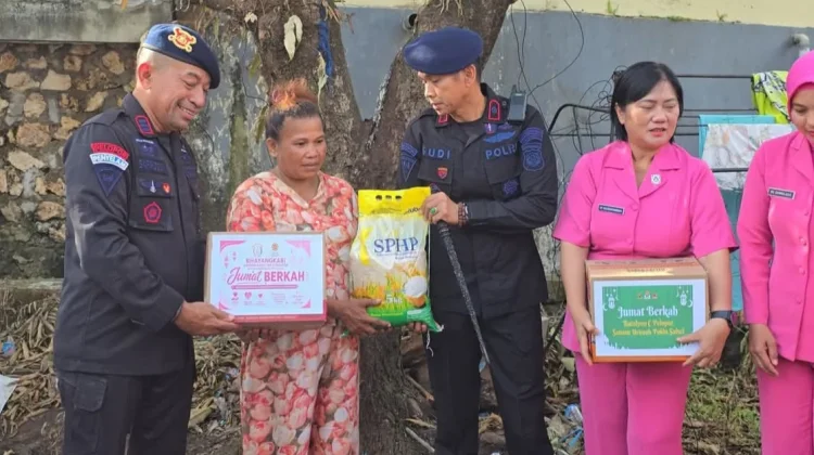 Brimob Peduli Korban Kebakaran lewat Jumat Berkah di Bone