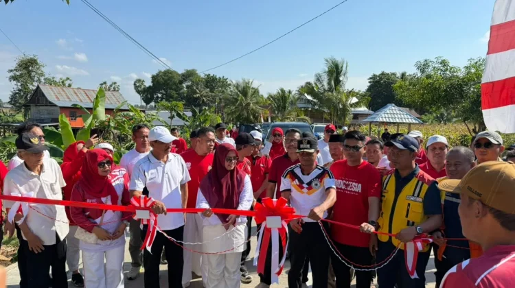 Bupati Bone Resmikan Jalan Beton Poros Telle-Timurung Sepanjang 2,4 Kilometer