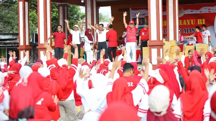 Ribuan Warga Padati Road Show Jalan Santai HUT RI ke-81 di Bone