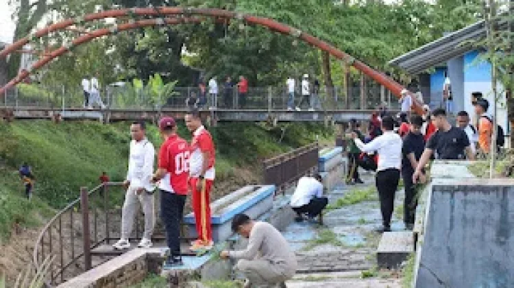 Sambut HUT RI, Bupati Bone Pimpin Kerja Bakti Pembersihan Sungai