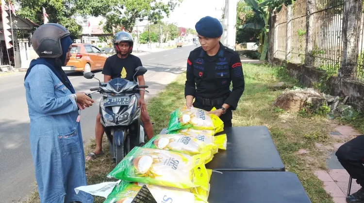 Brimob Bone Gelar Pangan Murah di Tanete Riattang