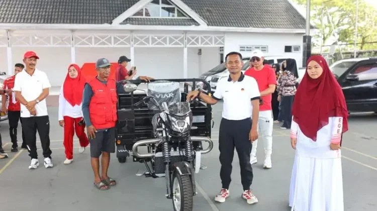 Bupati Bone Serahkan Motor Sampah untuk Pasar Jeppe’e dan Macege