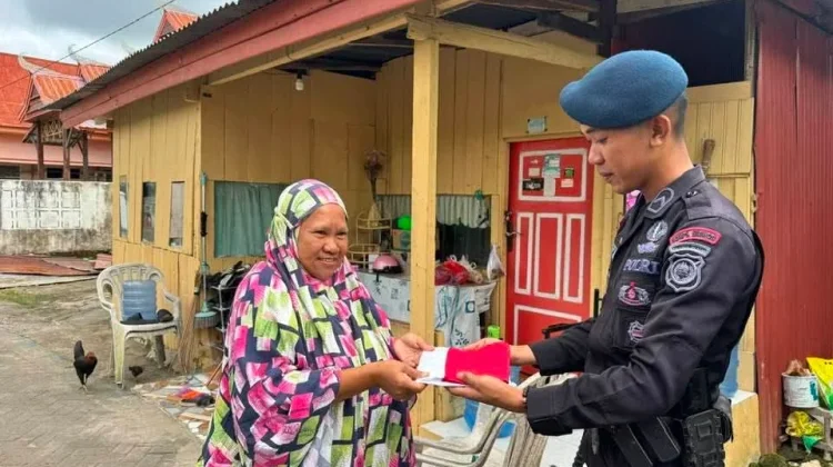 Sambut HUT RI, Batalyon C Pelopor Bagikan Bendera Merah Putih untuk Warga
