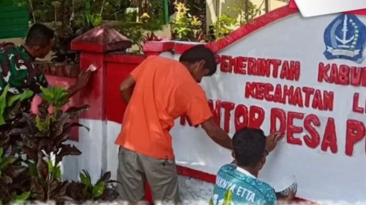 Babinsa Libureng Gotong Royong Percantik Kantor Desa Ponre-Ponre