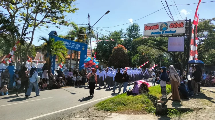 Lomba Gerak Jalan Indah HUT RI Ke-81 Gerakkan Ekonomi Bone