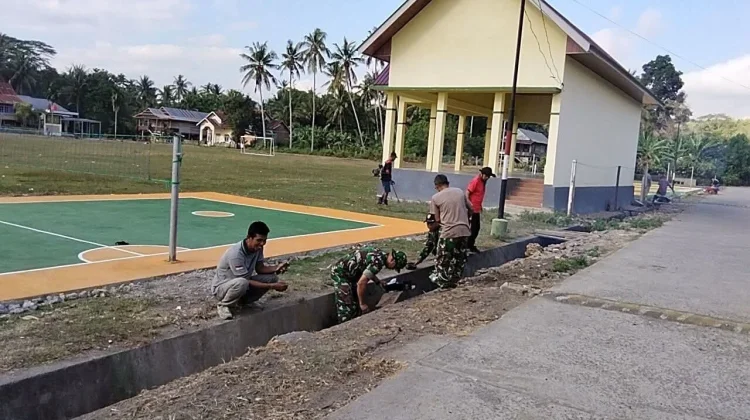 Koramil Liliriaja Bersihkan Saluran Air Sambut HUT RI Ke-81
