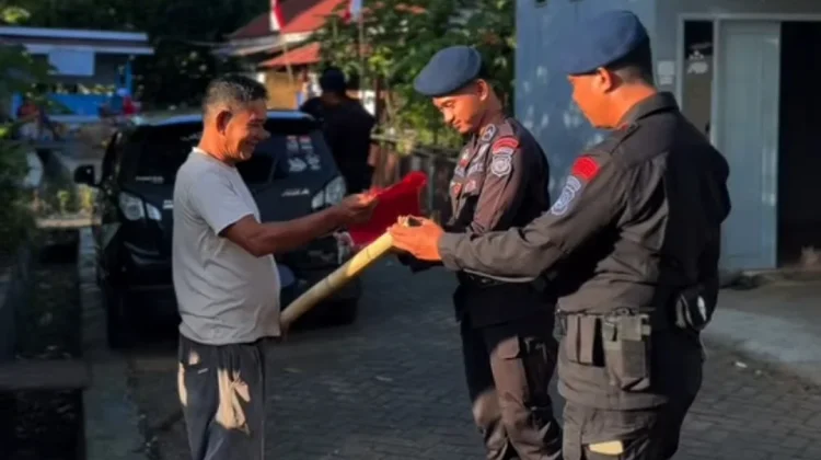 Brimob Bone Bagikan Bendera Merah Putih Sambut HUT RI