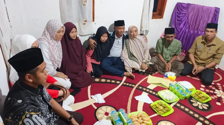 Bupati Bone Melayat Serahkan Santunan Duka untuk Keluarga Korban Kecelakaan