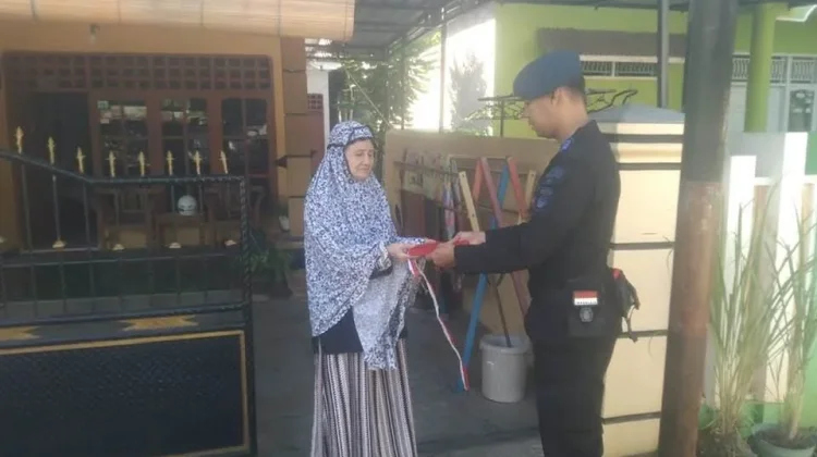 Brimob Bone Bagikan Bendera, Kobarkan Nasionalisme Warga