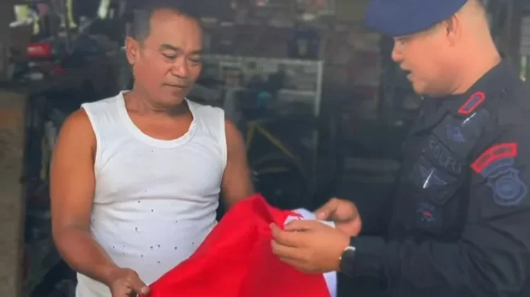 Brimob Bone Ajak Warga Kibarkan Merah Putih