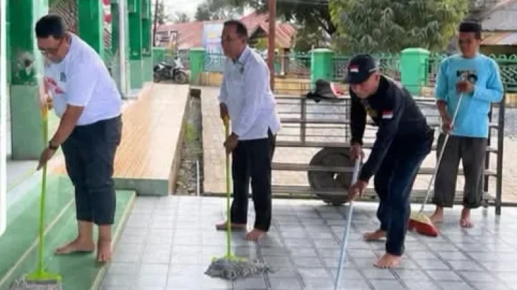GEBER Masjid Serentak, Kakankemenag Bone Turun Langsung Bersihkan Masjid