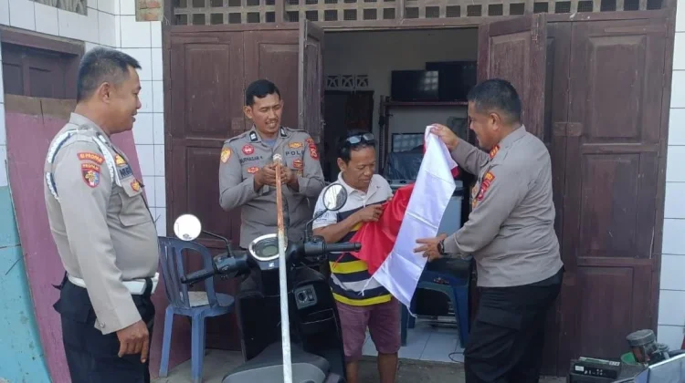 Polsek Marioriawa Bagikan Bendera Sambut HUT RI