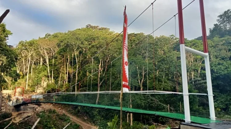 Tuntaskan Pengerjaan Jembatan Gantung, Satgas TMMD Hubungkan Kembali Dua Wilayah