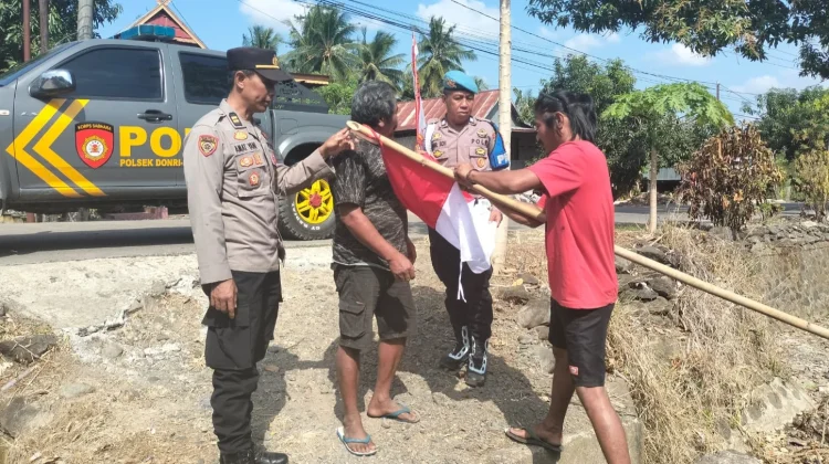 Polsek Donri-Donri Bagikan Bendera Merah Putih kepada Warga