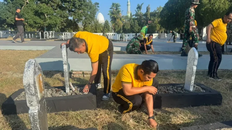 Polres Soppeng Bersihkan TMP Salotungo jelang HUT RI
