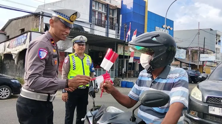 Satlantas Polres Sinjai Bagi-bagi Ratusan Bendera ke Pengendara