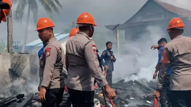 Tim SAR Brimob Bone Bantu Padamkan Kebakaran di Panyula