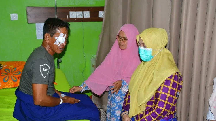 Bupati Sinjai Jenguk Petugas Damkar yang Alami Kecelakaan Kerja