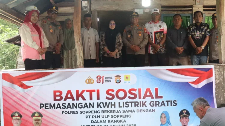 Polres Soppeng dan PLN Pasang Listrik Gratis Warga
