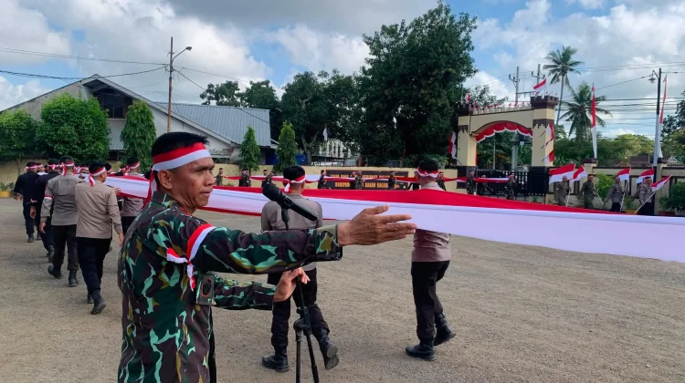 Brimob Bone Kirab Bendera Merah Putih Sejauh 12 Km