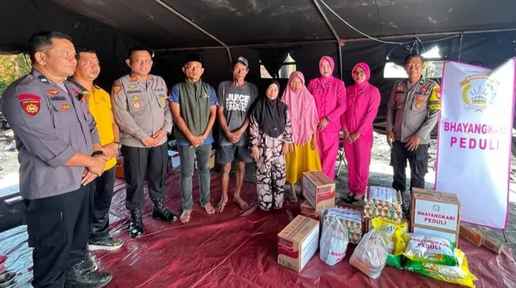 Polsek Tanete Riattang Salurkan Bantuan bagi Korban Kebakaran