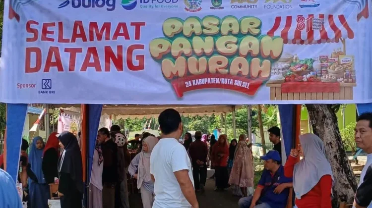 Warga Serbu Pangan Murah yang Digelar Pemkab Sinjai bersama AAS Community