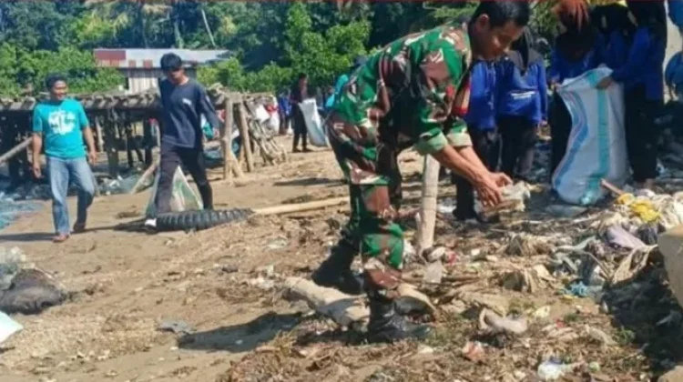 Babinsa Tonra Bersama Warga Bersihkan Pantai Poleonro