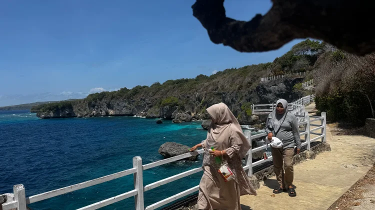 Pengunjung Mulai Kembali Nikmati Keindahan Tebing Apparalang