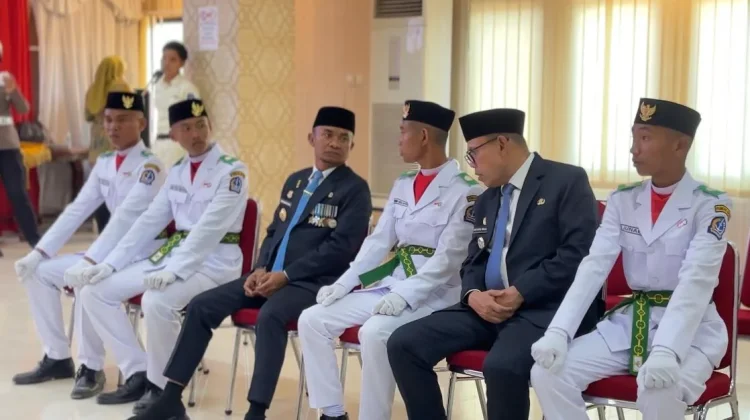 Momen Haru Pengukuhan Paskibraka Bone, Bupati-Wabup Dampingi Siswa Tanpa Orang Tua