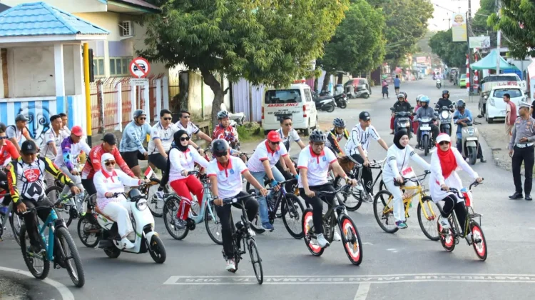 Kemenag Bone Semarakkan HUT RI dengan Mengikuti Sepeda Santai