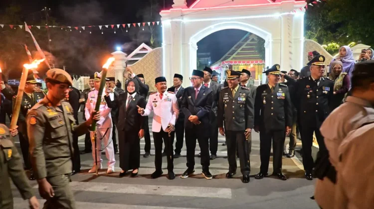 Wakapolres Bone Hadiri Taptu dan Pawai Obor Kemerdekaan