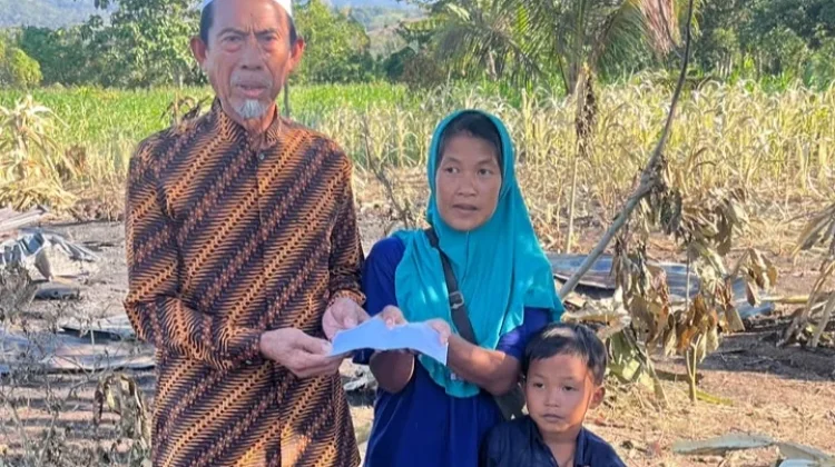 UPZ BAZNAS Kabupaten Bone Salurkan Bantuan Korban Kebakaran Desa Poleonro