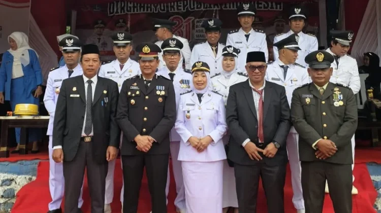 Muslimin Beri Bonus Paskibraka Bontocani Senilai Rp4 Juta