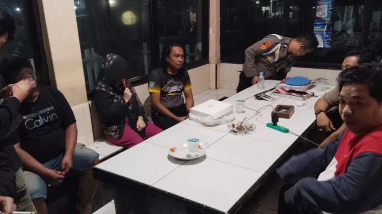 Istri Grebek Suami, Dua Orang Diamankan Polisi