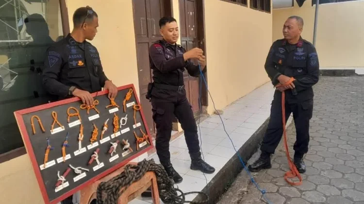 Personel Batalyon C Pelopor Asah Kemampuan SAR Hadapi Situasi Darurat