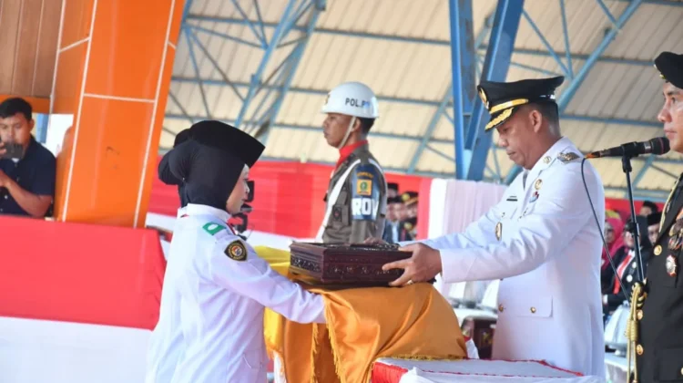 Wabup Sinjai Pimpin Upacara Penurunan Bendera HUT RI di Alun-alun Sinjai Bersatu