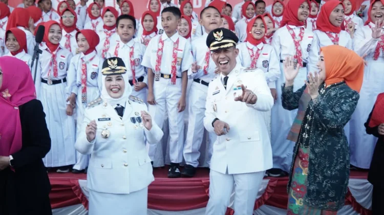 Kompak, Bupati dan Wabup Sinjai Bernyanyi Bersama Ratusan Pelajar Aubade HUT RI