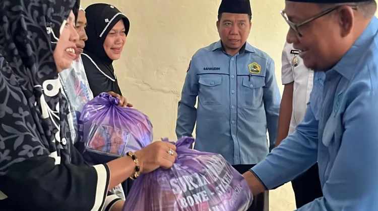 Baznas Bone Salurkan Bantuan Sanitasi dan Sembako ke Warga Tanete