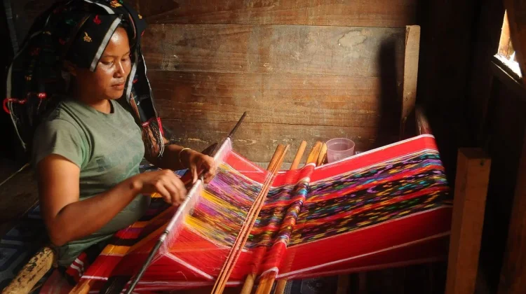Kain Tenun Masuk dalam Kain Khas Tradisional Indonesia selain Batik