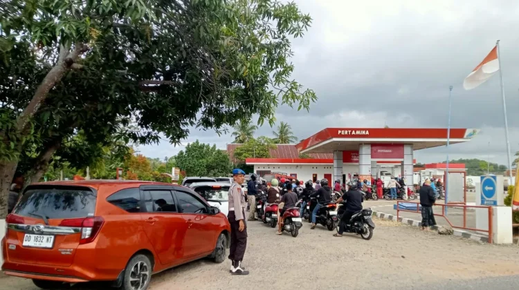 Antrean BBM Mengular di Sinjai Timur, Sopir Rela Tidur di Mobil hingga Pagi