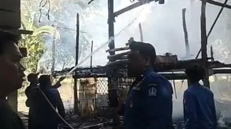 Kebakaran Rumah Panggung Hanguskan Harta Warga Barebbo