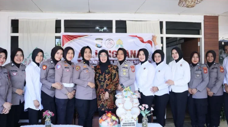 Polwan Bone Anjangsana ke Senior Purnabakti jelang HUT Polwan