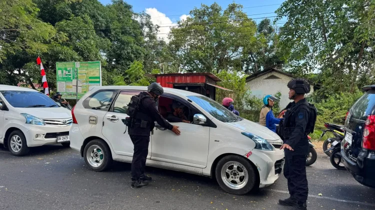 Batalyon C Pelopor Pantau Antrean BBM di Bone