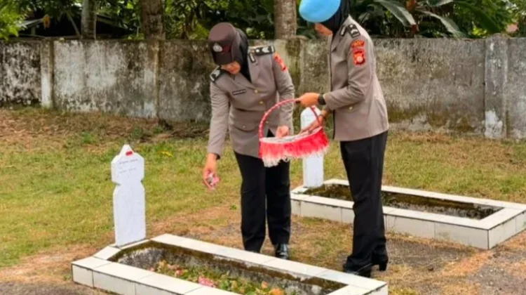 Sambut HUT ke-78 Polwan, Polwan Polres Sinjai Ziarah ke TMP Manggottong
