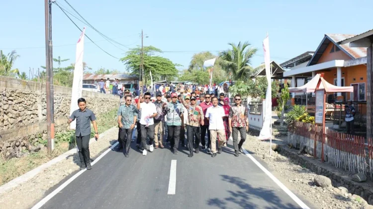 Bupati Bone Resmikan Pembangunan Jalan Aspal Camming-Bune Talumae