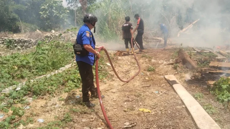 Gerak Cepat Damkar Bone Padamkan Kebakaran Lahan di Ulaweng